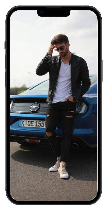 Männliches Model vor Ford Mustang